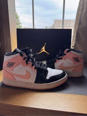 Air Jordan 1 Mid in Arctic Orange Size 7
